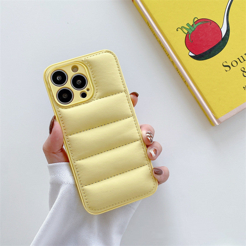 ダウンジャケット風スマホケース|ふわっと可愛い、防寒着みたいに守るケース