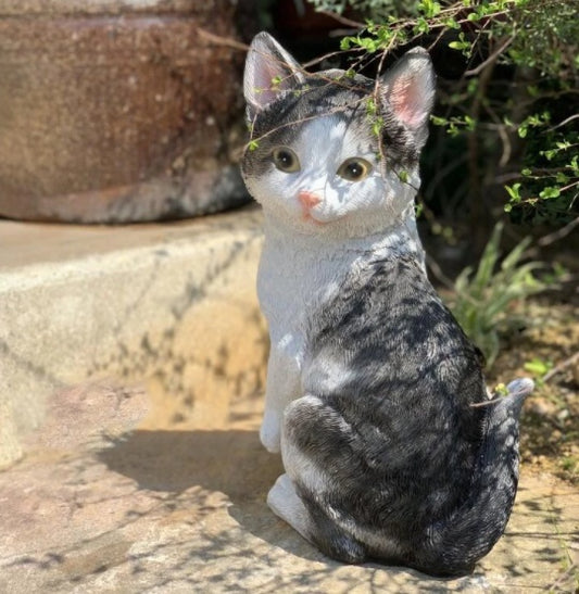 かわいい子猫のガーデンオーナメント｜庭を癒しの空間に