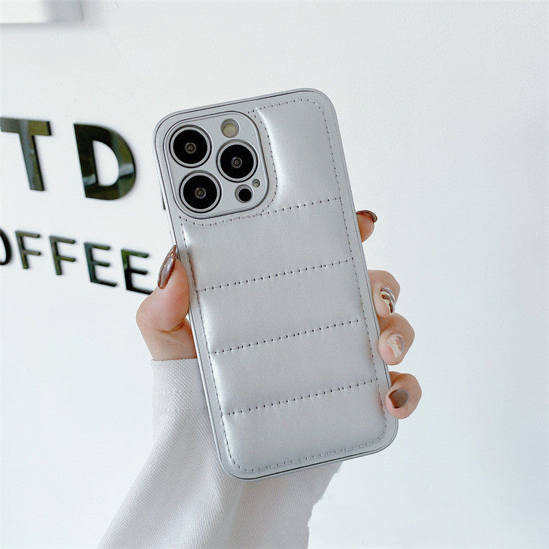 ダウンジャケット風スマホケース｜ふわっと可愛い、防寒着みたいに守るケース